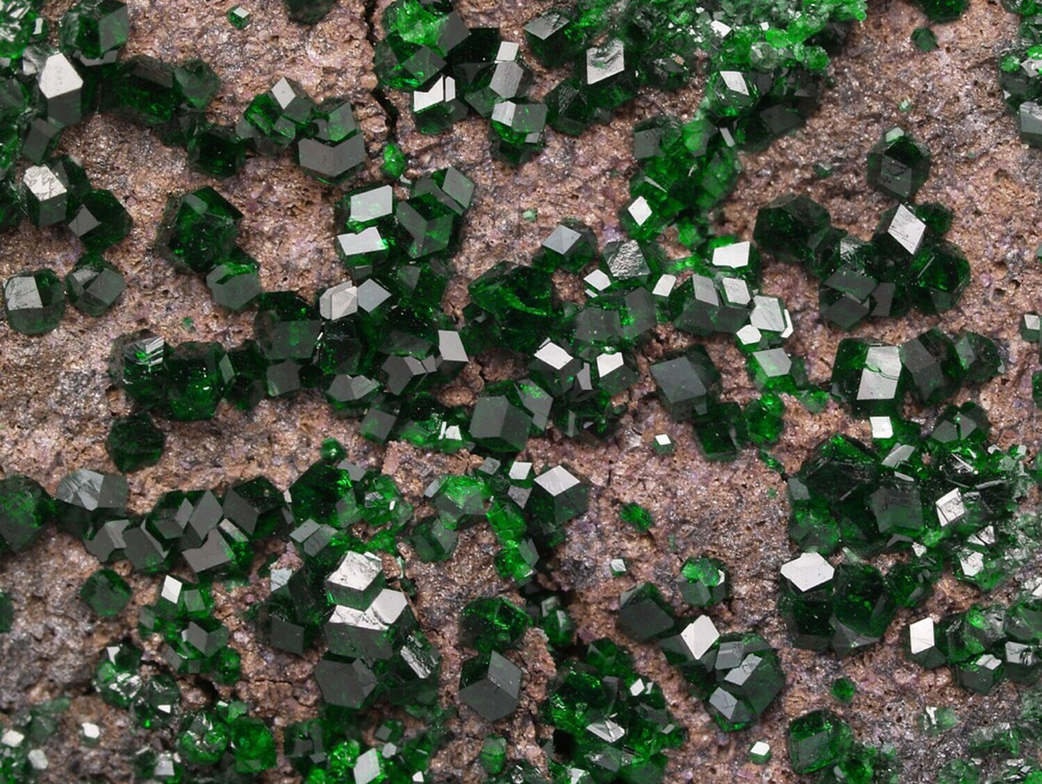 Уваровит: крайне редкий зелёный гранат